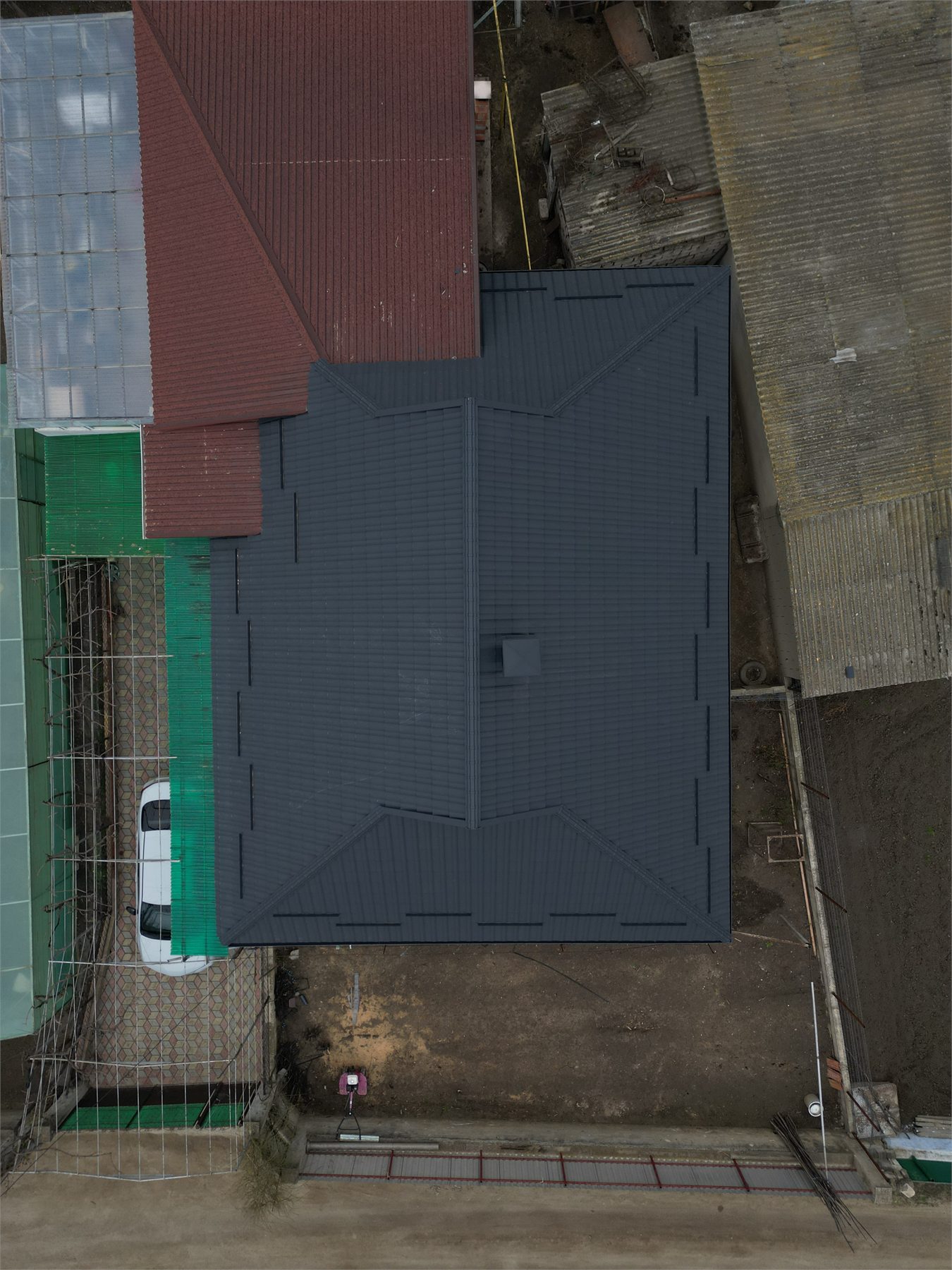 Proiect rezidențial cu țiglă metalică modulară, vedere generală a acoperișului