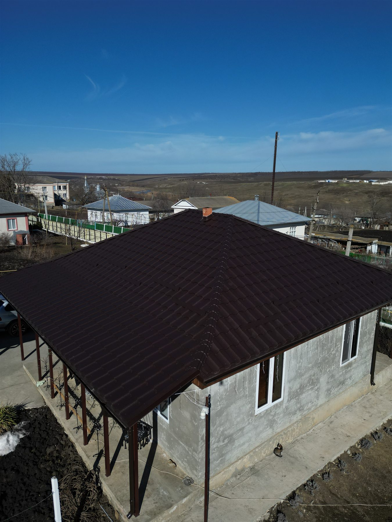 Acoperiș cu țiglă metalică modulară bordo în patru ape