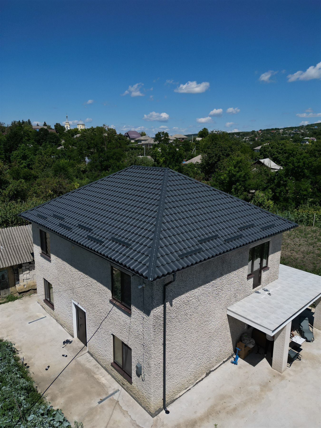 Крыша из модульной металлочерепицы цвета антрацит, четыре ската